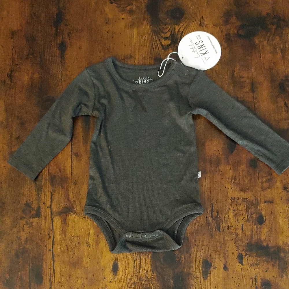 BNWT Little Kins Co onesie ls dark gray 0-3mo gender neutral viscose crescent